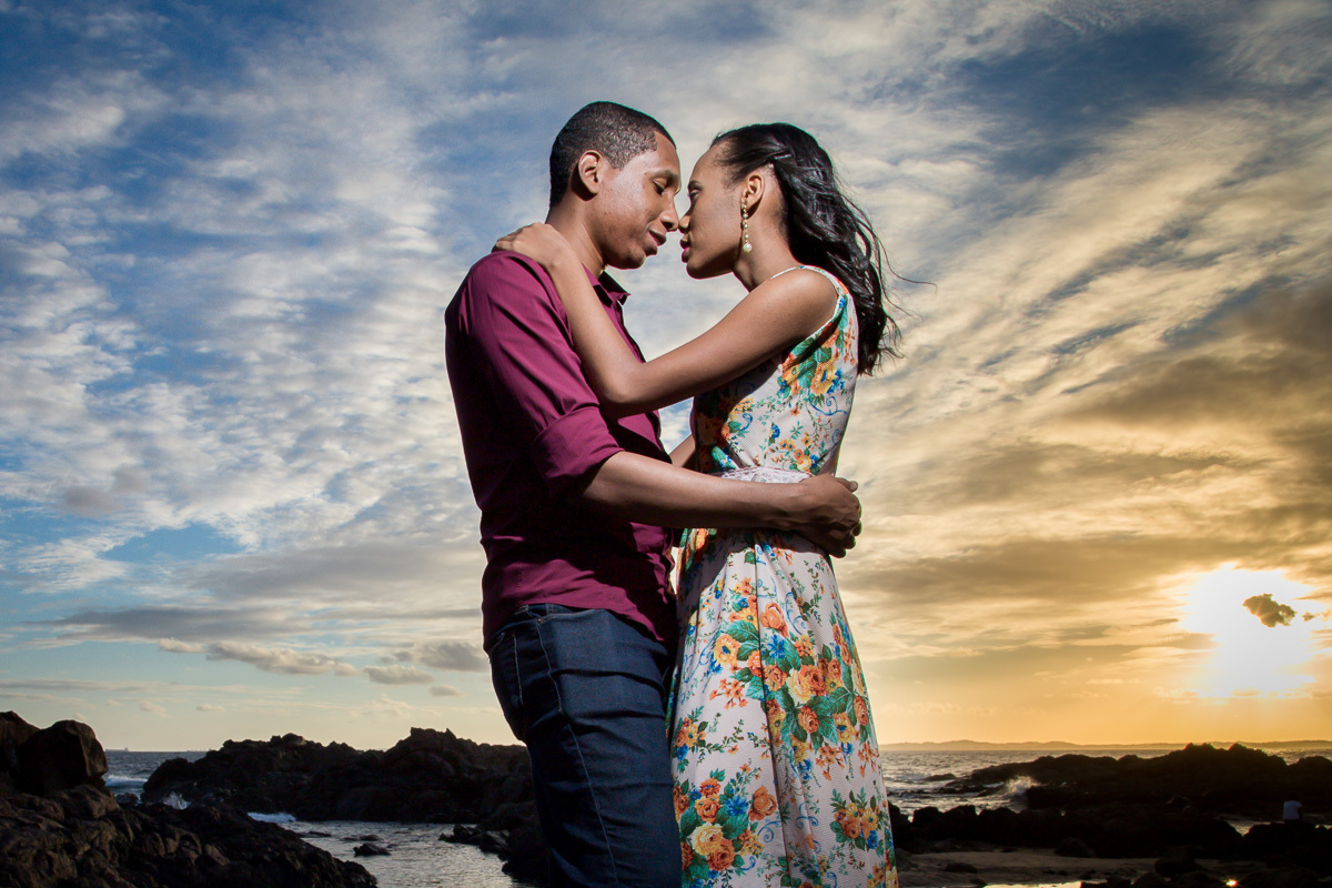 fotografia de casal na praia abraçados pre- casamento