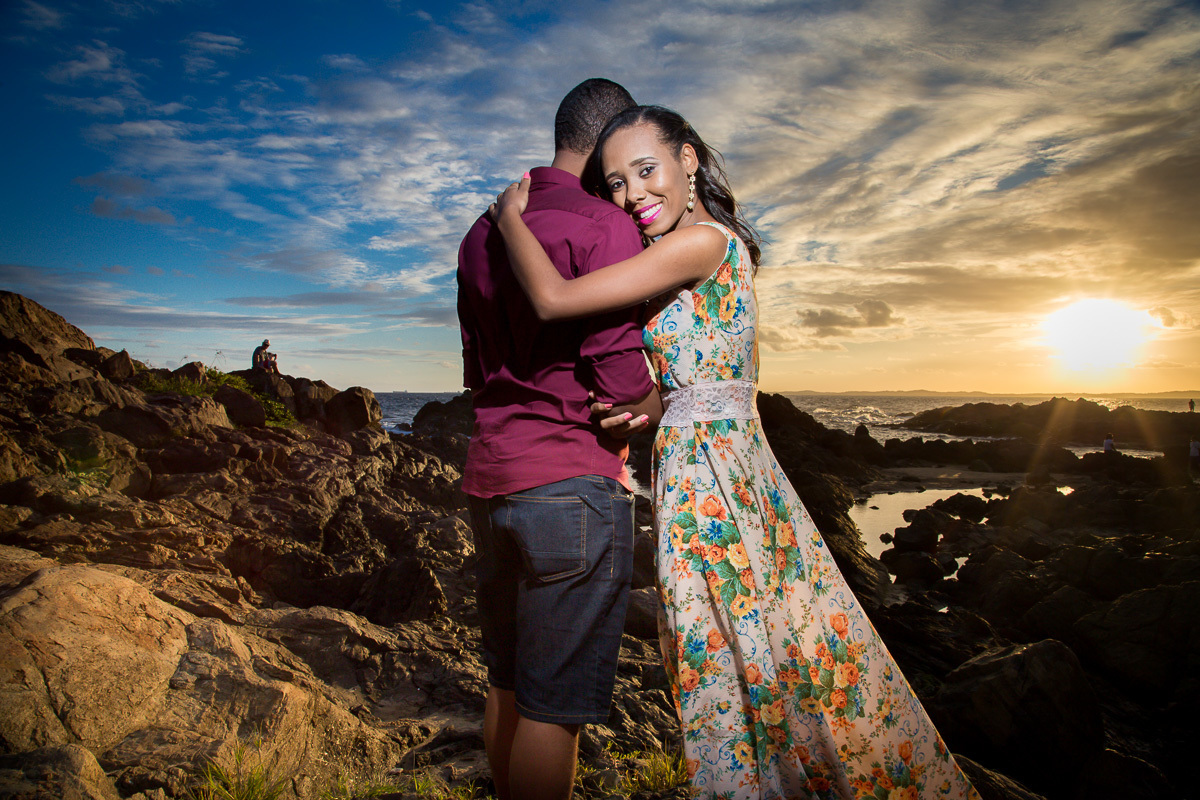 sorriso da noiva no ensaio pre- casamento no farol da barra
