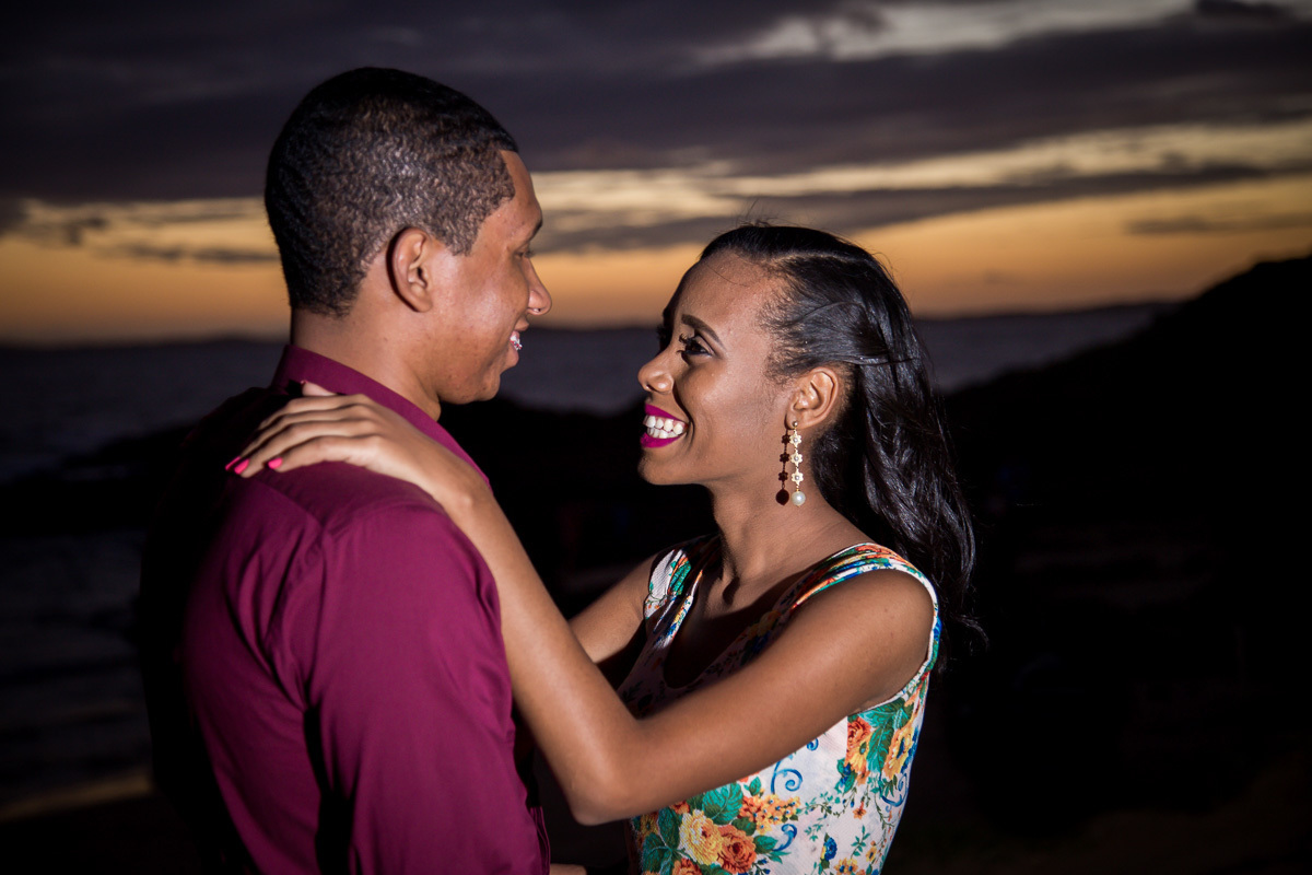 noivos sorrindo apaixonados no farol da barra 