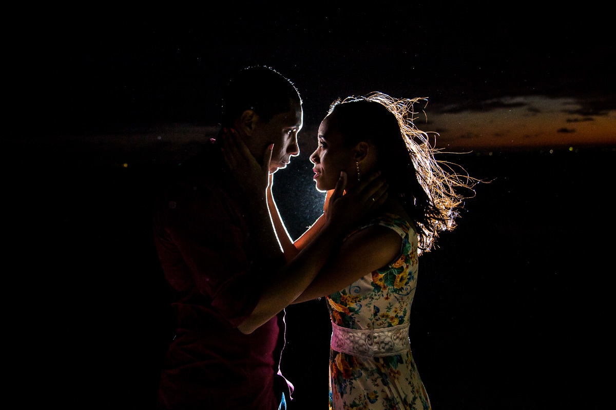 fotografia com contra luz do ensaio criativo e apaixonado
