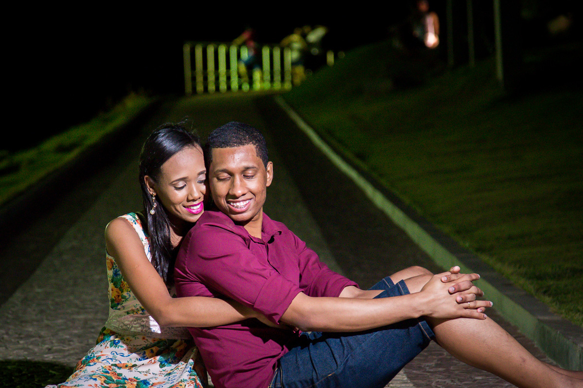 finalizando o ensaio pre- casamento apaixonado no farol da barra com um abraço bem apertado 
