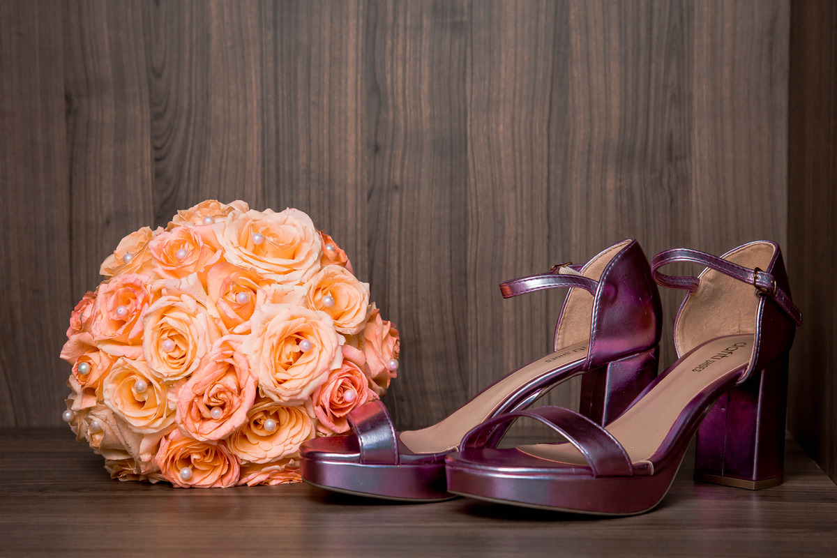 Buquê da noiva laranja e sapato da noiva rosa