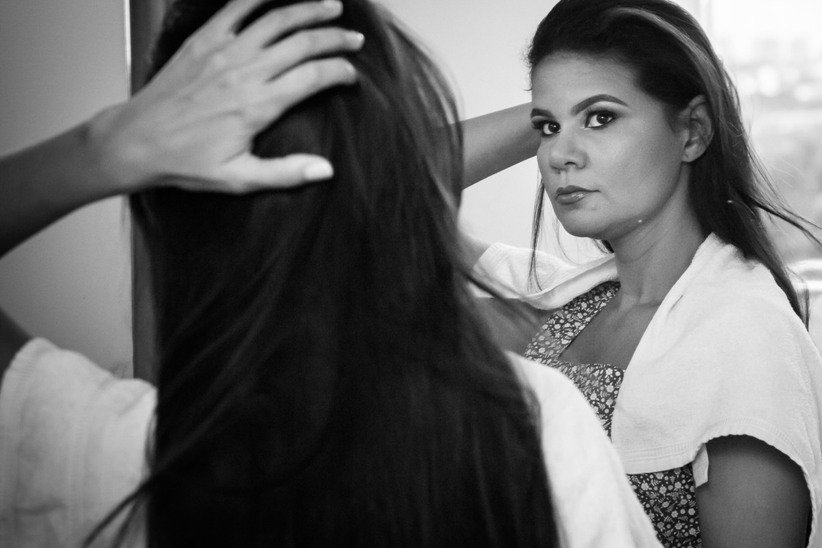 noiva olhando a maquiagem