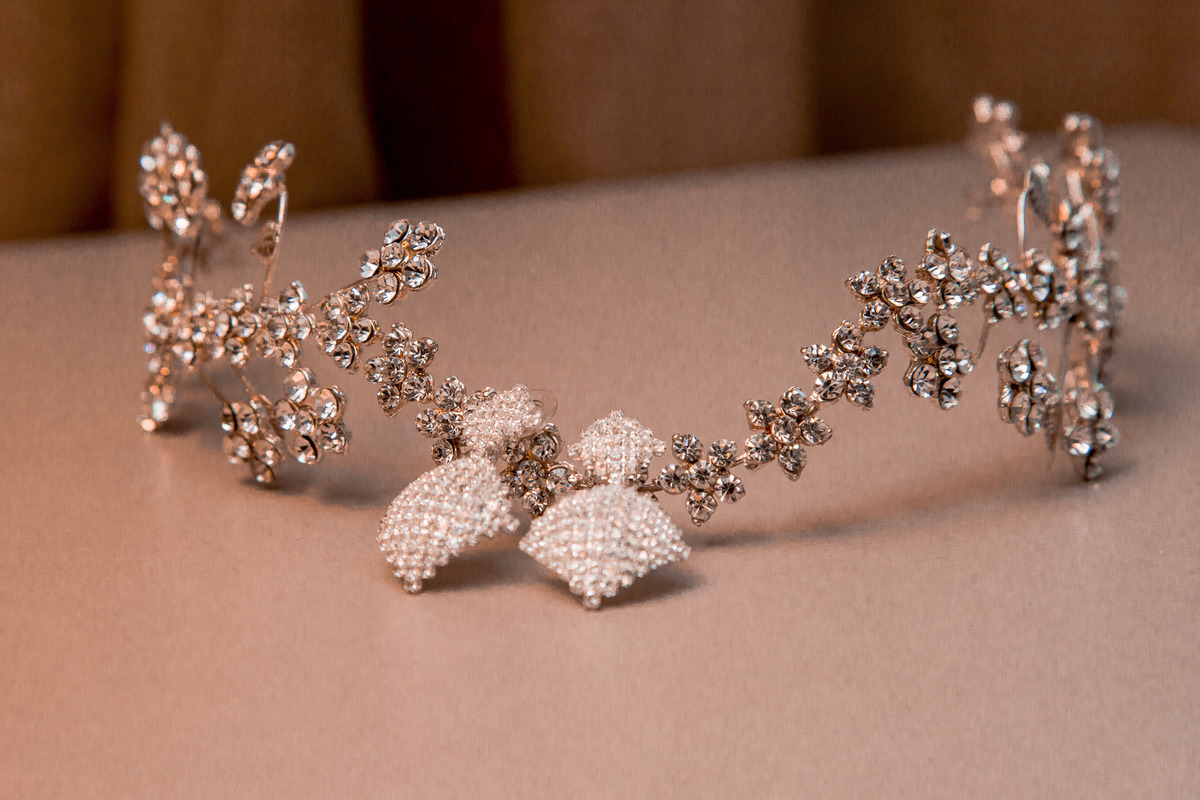 brinco de noiva e tiara da noiva com brilho