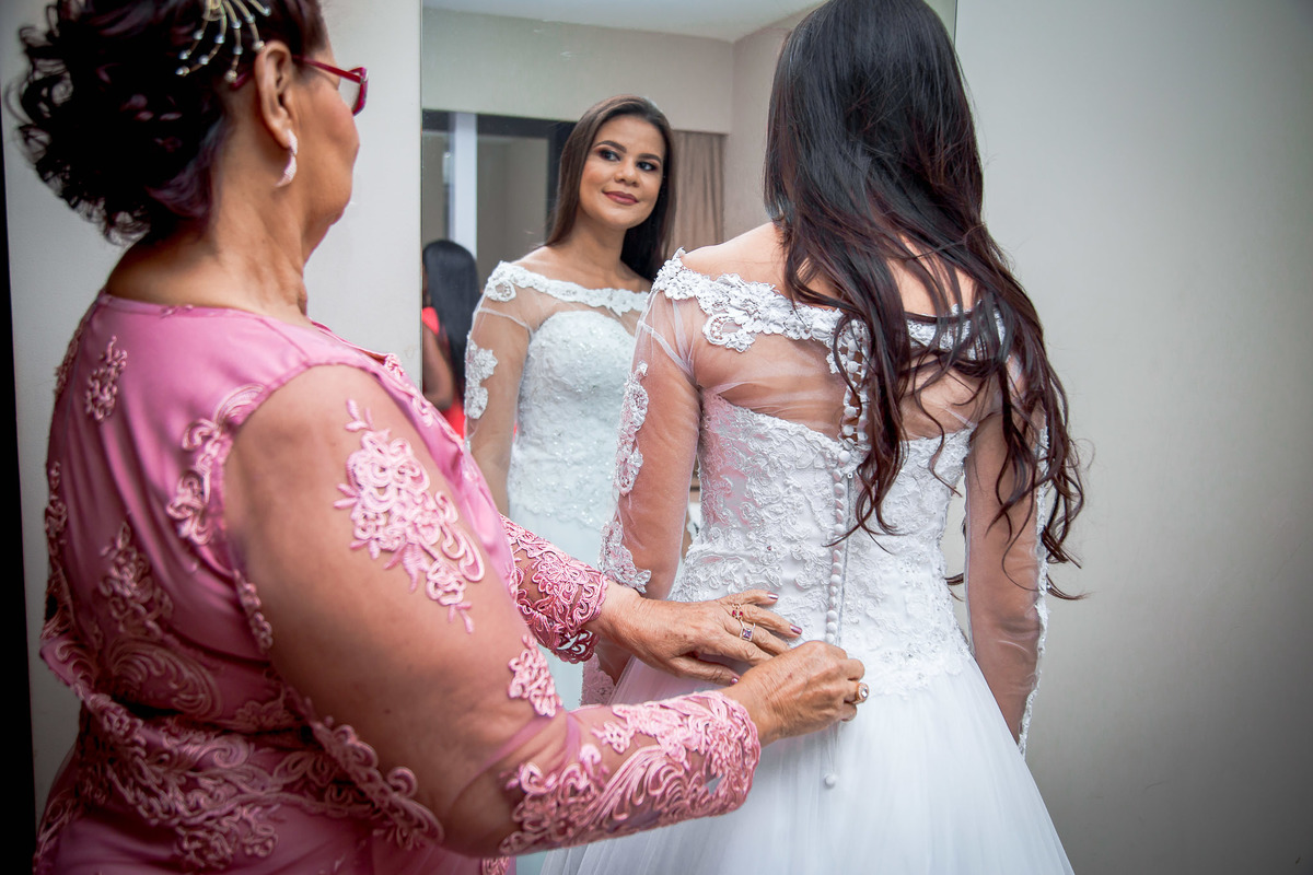 mãe arrumando a noiva