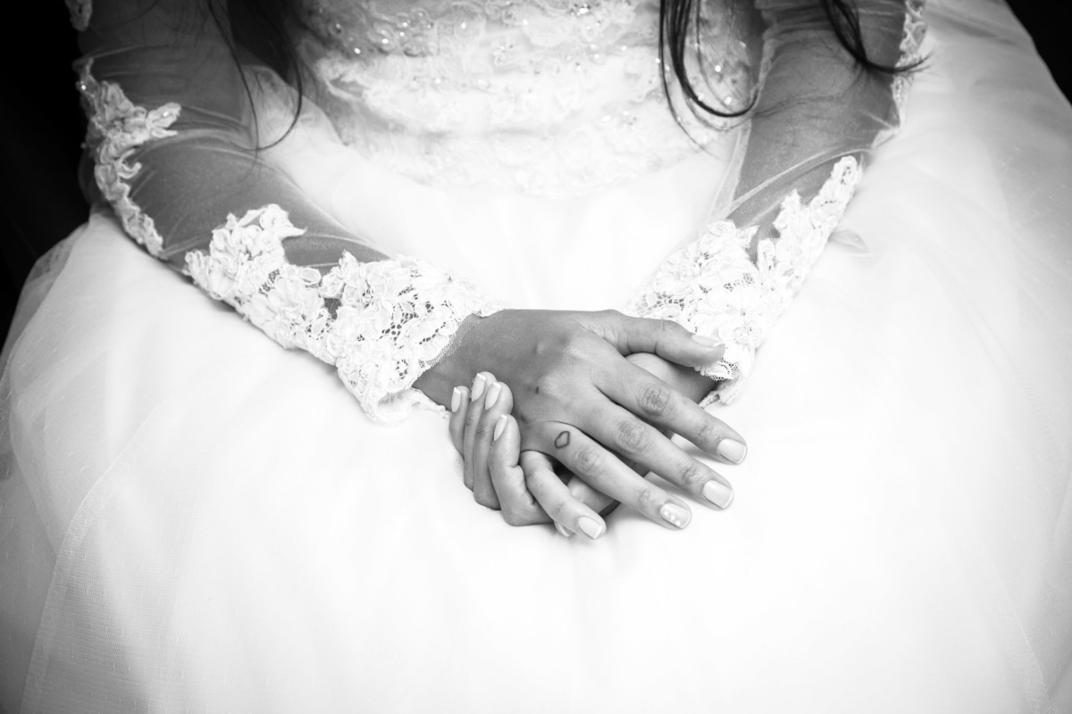 foto de detalhes da noiva e noiva nervosa