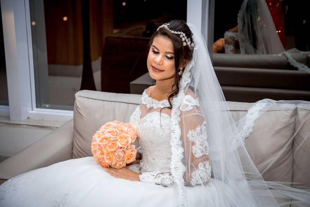 retrato de noiva no hotel Intercity em Lauro de Freitas, noiva com buquê laranja