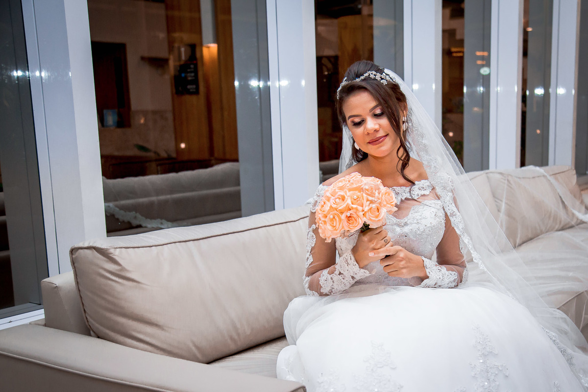 Making of da noiva no hotel Intercity em Lauro de Freitas, foto da noiva com buquê laranja