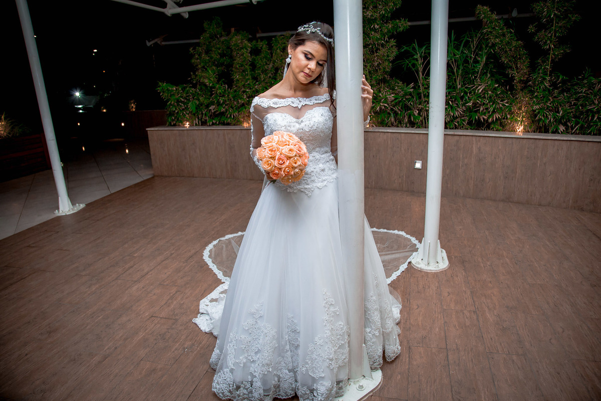 Making of da noiva no hotel Intercity em Lauro de Freitas, noiva com buquê laranja