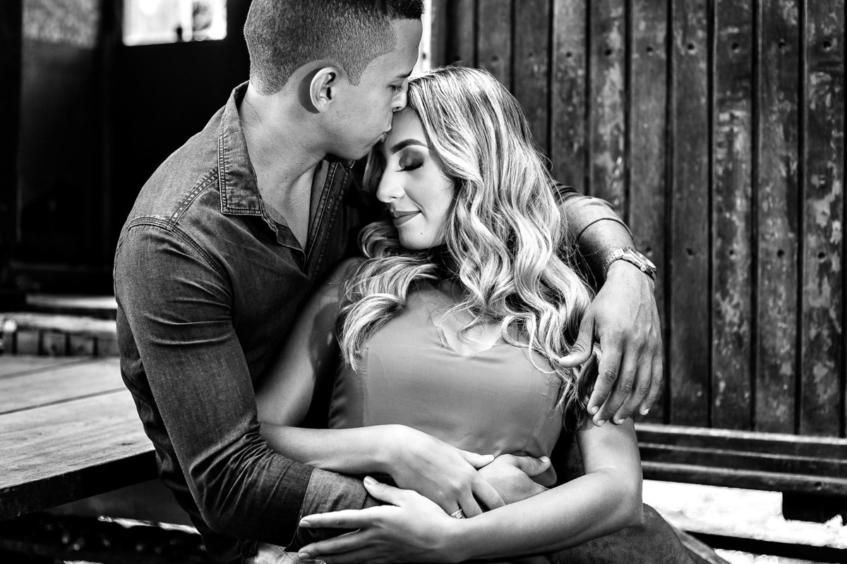 fotografia de noivo beijando testa de noiva em ensaio romântico na praia de Guarajuba - Bahia