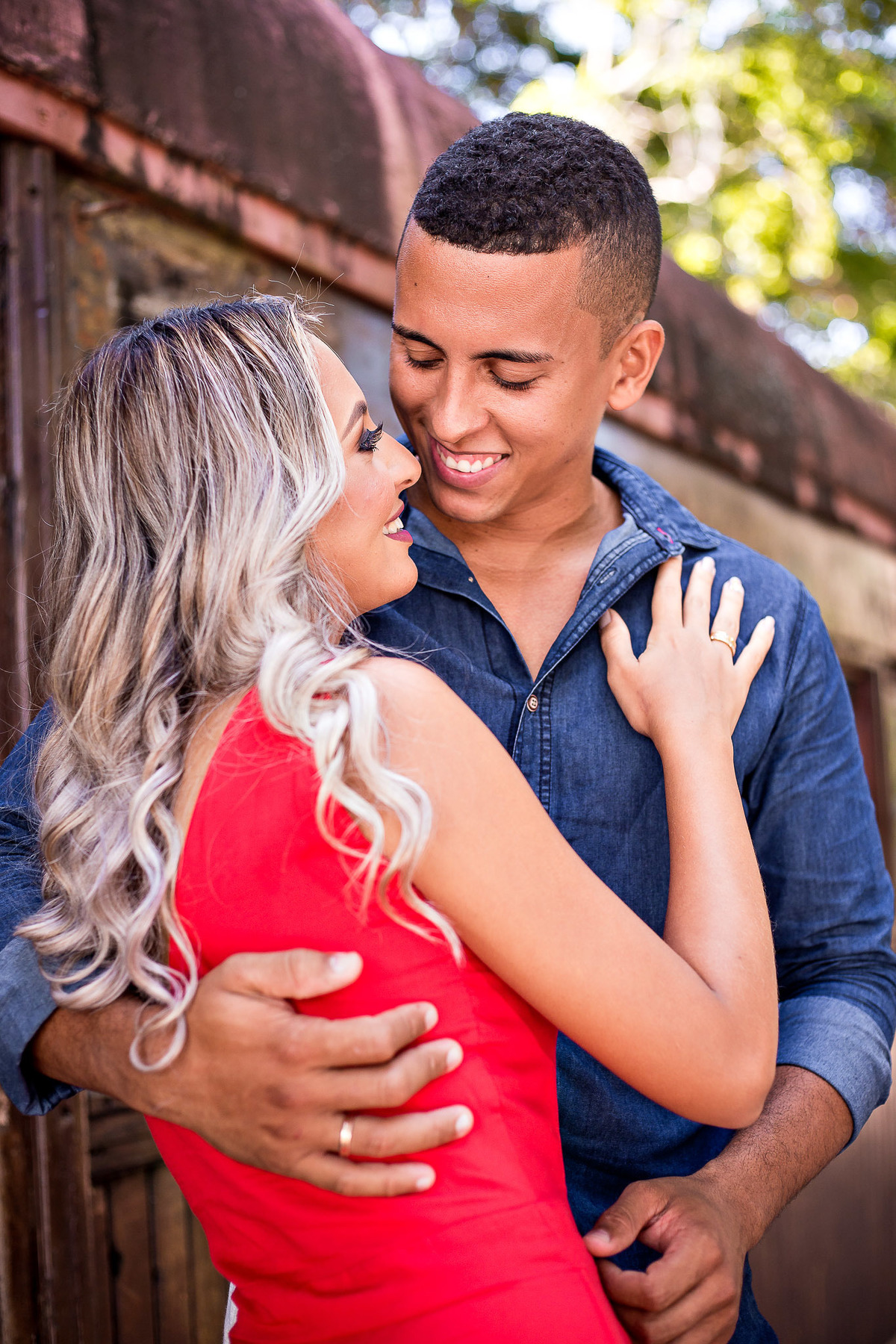 fotografia romântica de casal se olhando na praia de Guarajuba