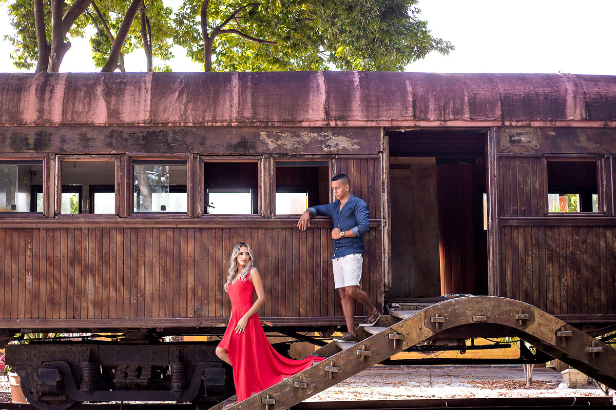fotografia linda de ensaio pré-wedding no trenzinho de Guarajuba - Bahia