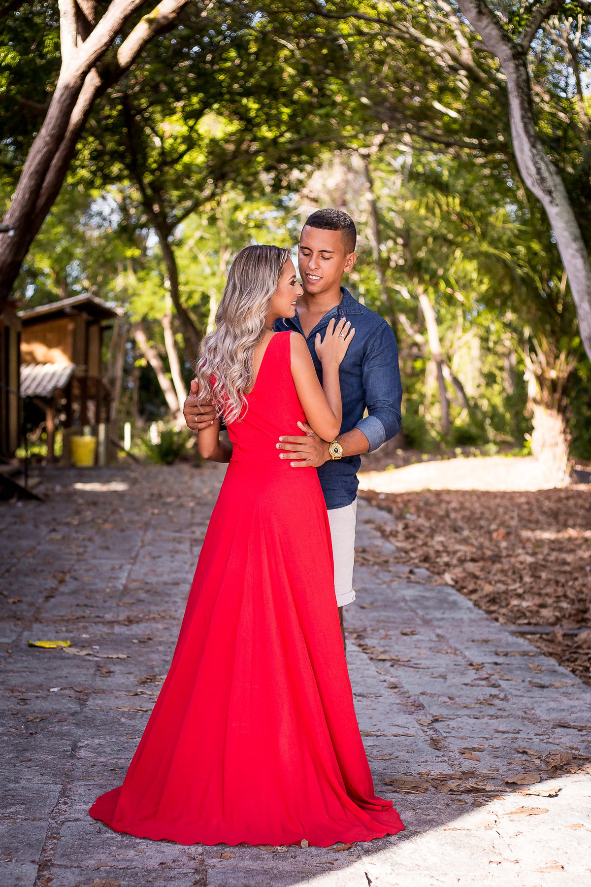 ensaio pré-casamento em área verde com muitas árvores em um lugar lindo e romântico em Guarajuba - Bahia
