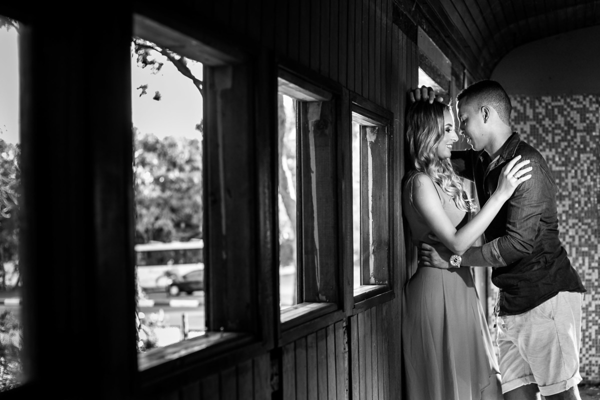 foto preto e branco de ensaio pré-casamento no trem de Guarajuba com noivos muito românticos