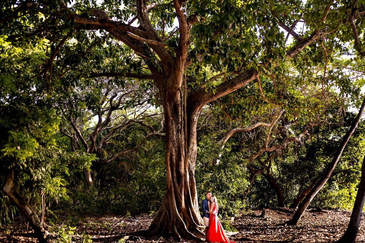 fotografia dramática de ensaio pré-casamento em Guarajuba próximo à praia