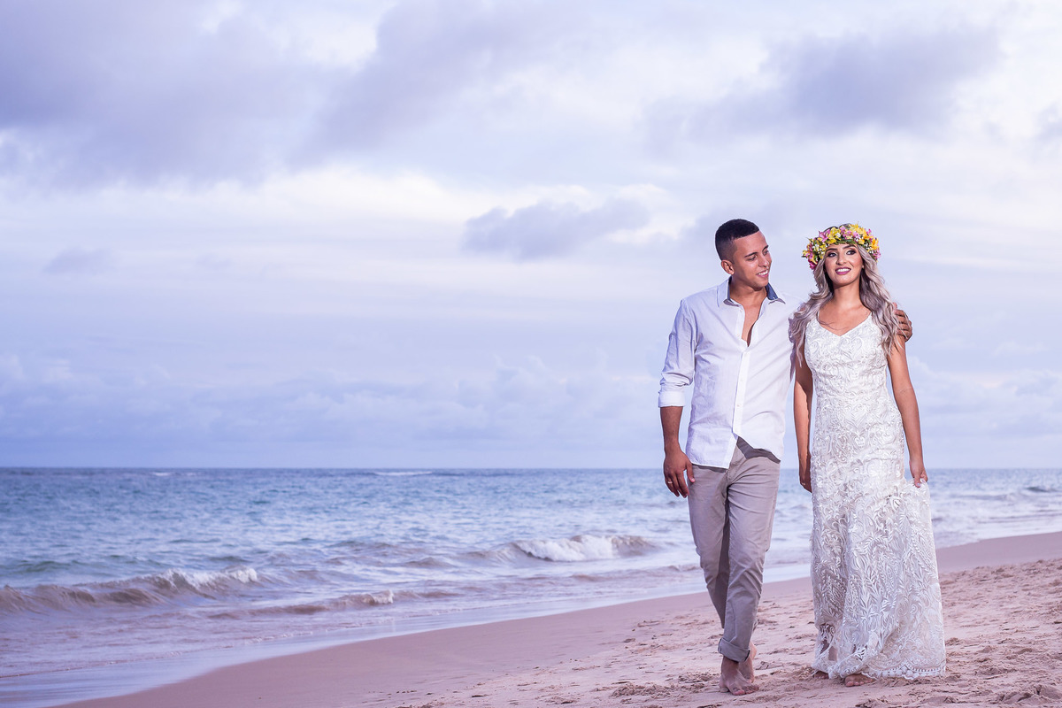 Fotografia de ensaio pré-casamento na praia de Guarajuba perto do por-do-sol
