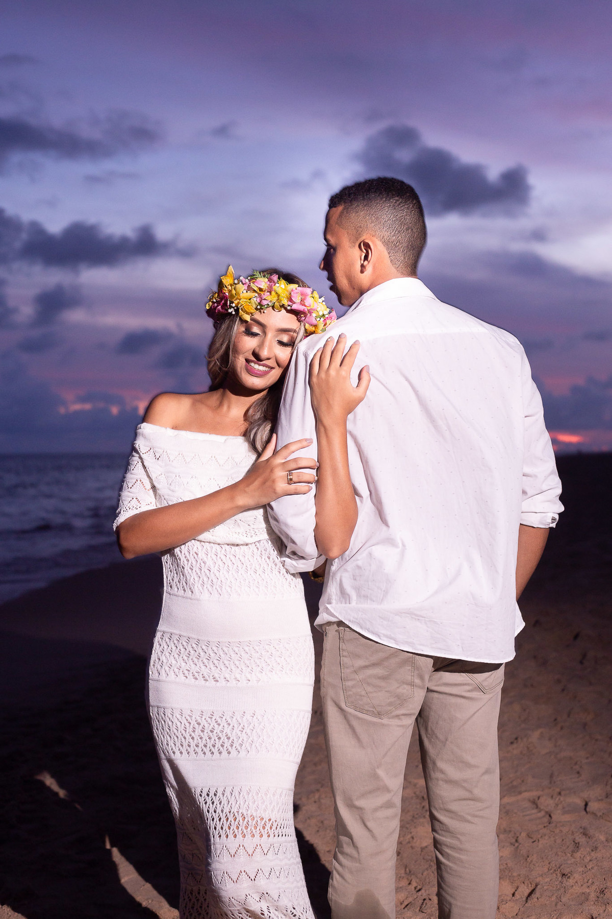 fotografia romântica de ensaio de noivos na praia ao por do sol na praia de Guarajuba