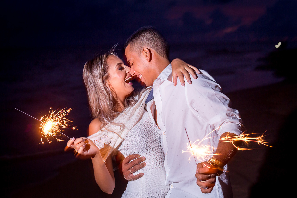 fotografia de casal de noivos a noite em ensaio pré-casamento na praia