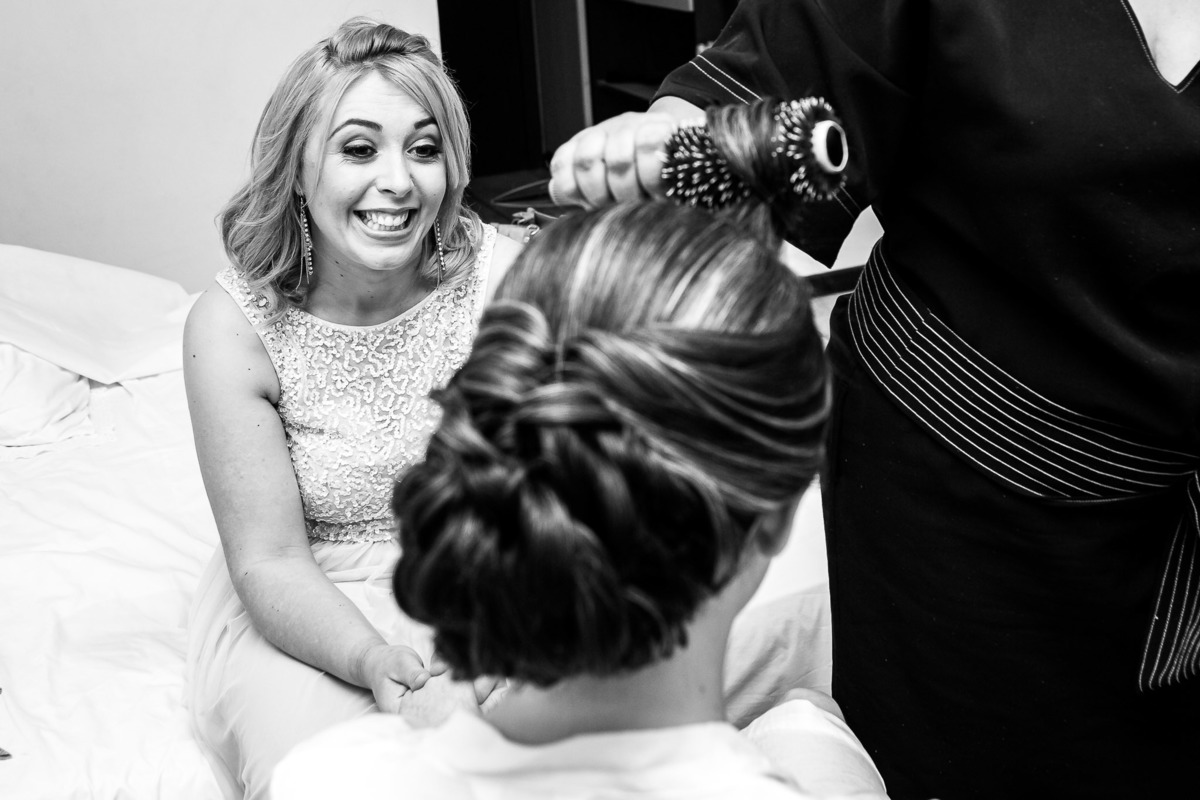 irmã olhando para a noiva em um momento especial no making of em Salvador