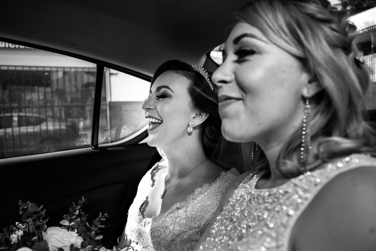noiva indo para o casamento no carro com irmã