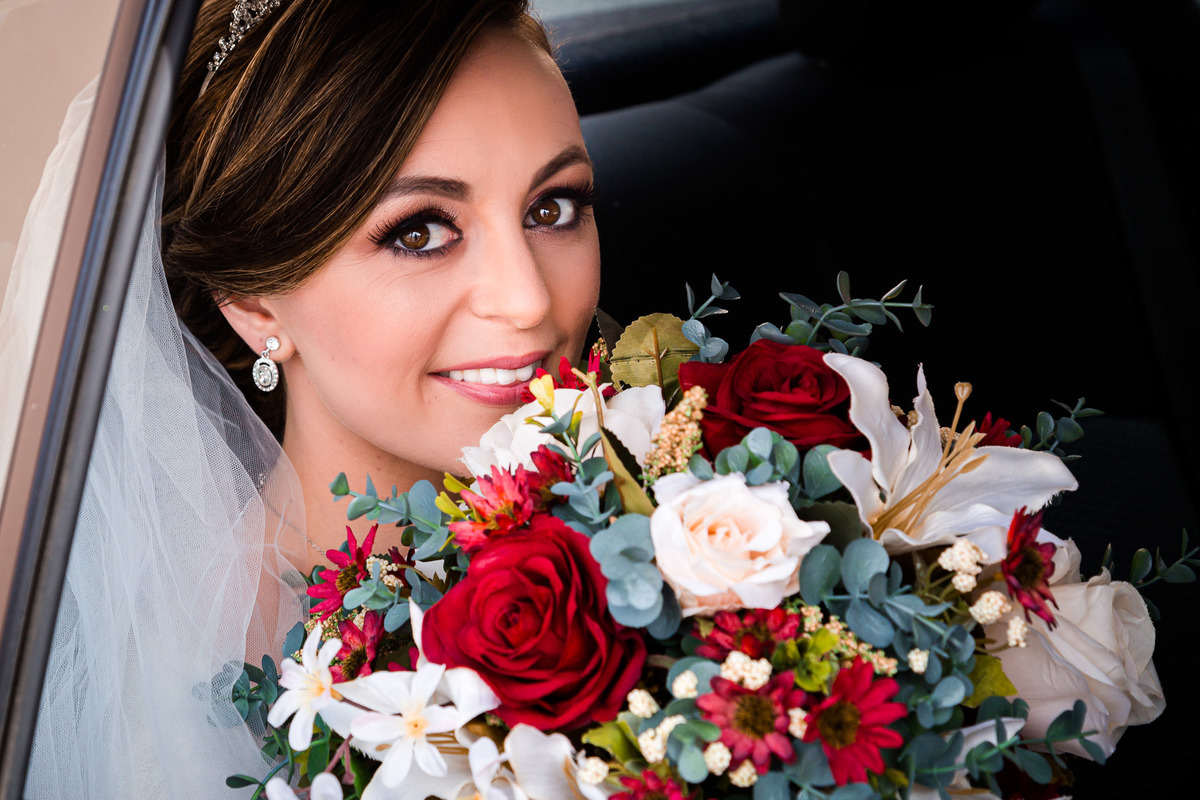 retrato de noiva no carro antes do casamento em Lauro de Freitas