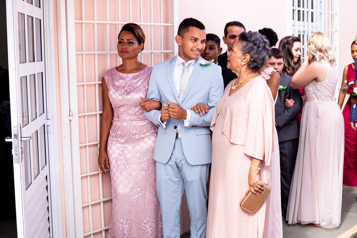 foto do noivo olhando pra avó em um momento especial