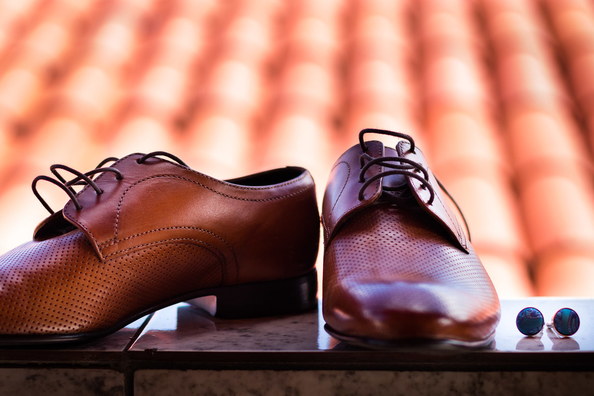 sapato e abotoadura de noivo no making of