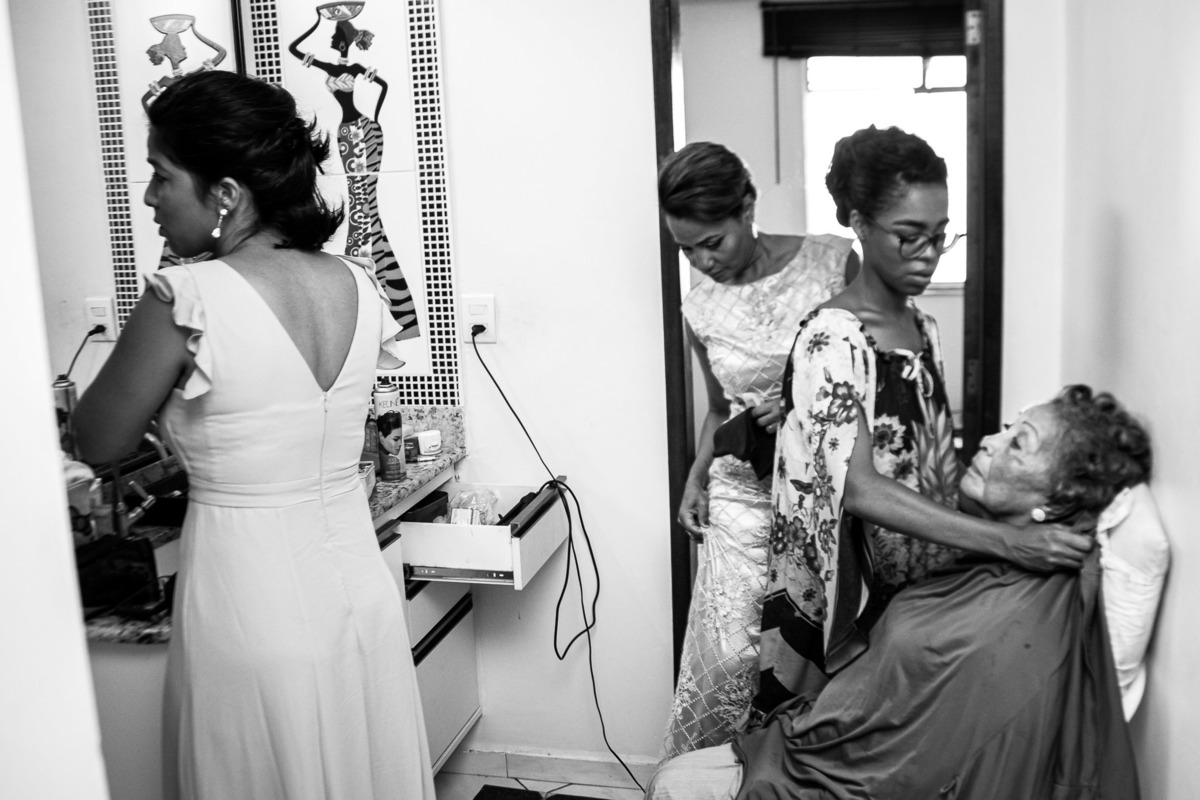 família do noivo se arrumando no making of do noivo