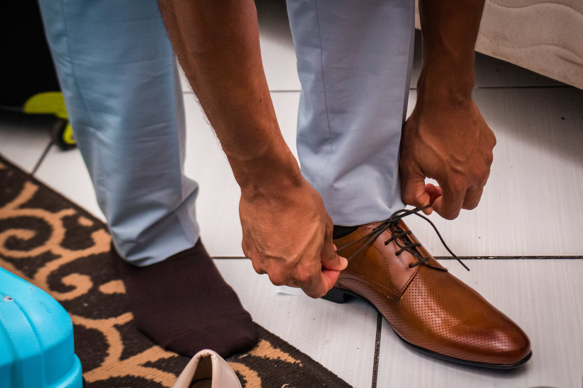 noivo calçando o sapato no making of de casamento