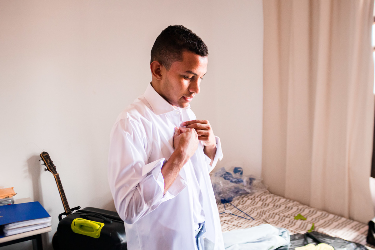 noivo se arrumando para casamento em Lauro de Freitas