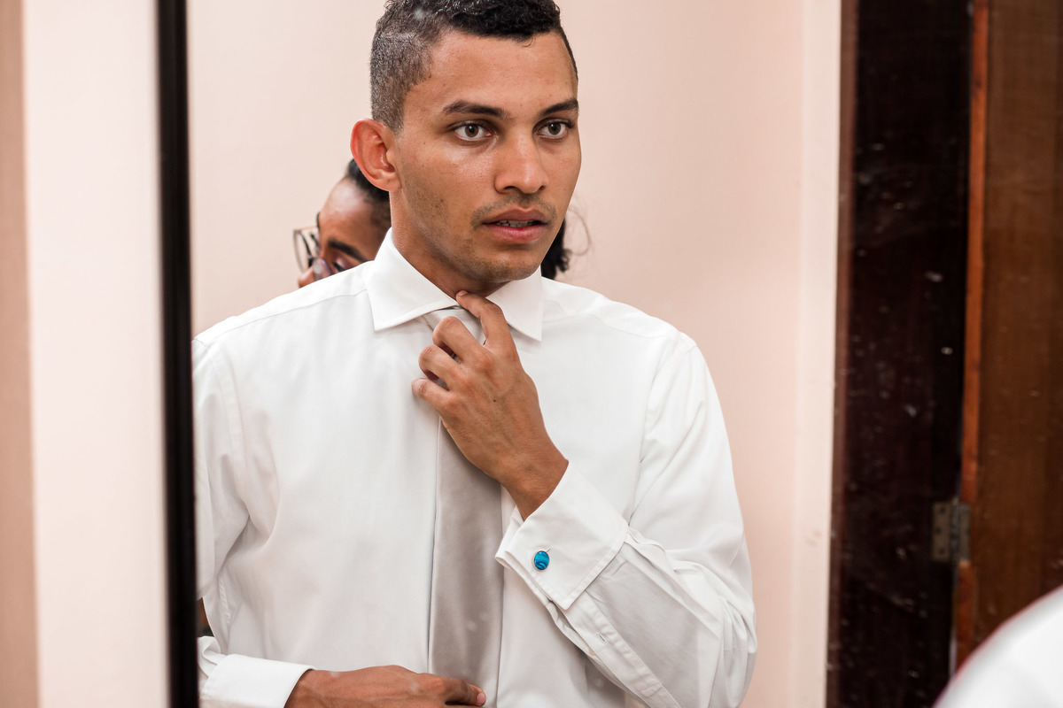 noivo se olhando no espelho pronto  para o casamento