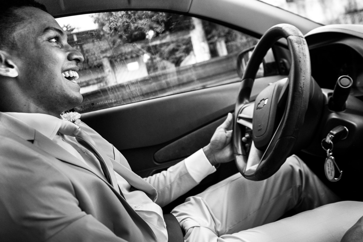 noivo indo para o casamento dirigindo