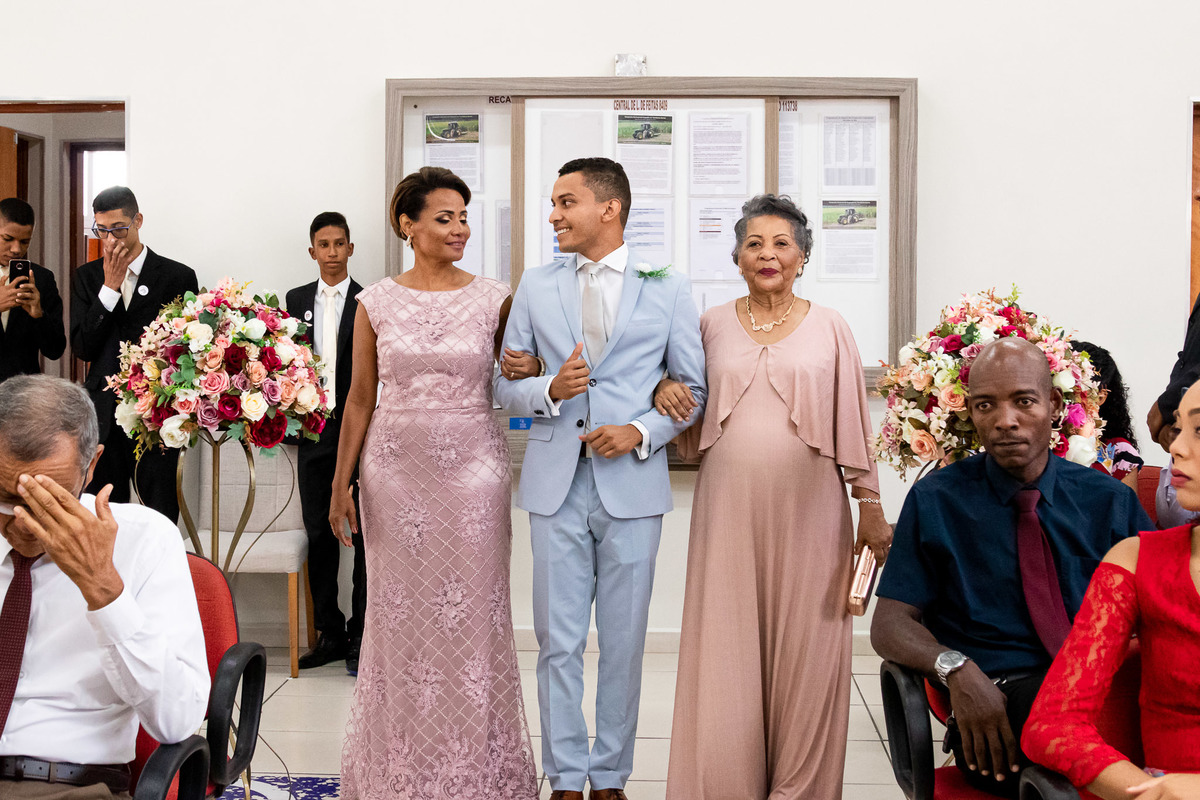 noivo olhando para a mãe na entrada do casamento, momento especial de casamento