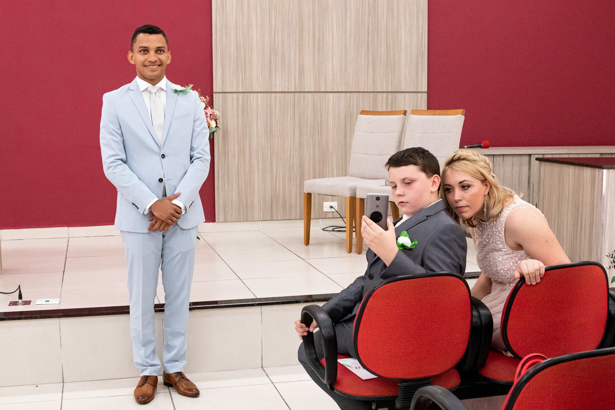 reação do noivo e da irmã da noiva ao ver noiva linda entrando no casamento de dia. Sobrinho filmando a entrada.