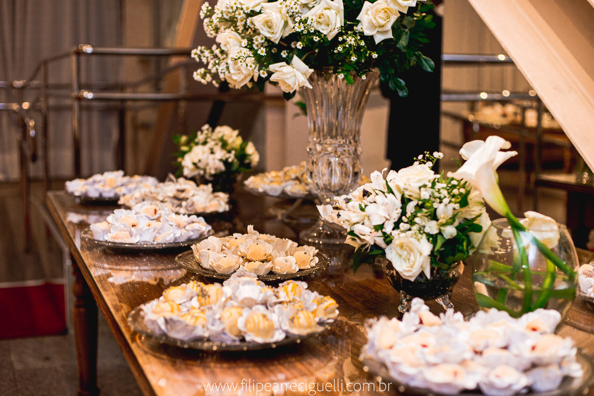salgados e decoração da festa de casamento