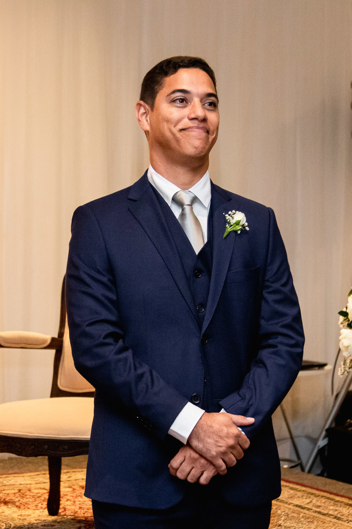 olhar do noivo na entrada da noiva