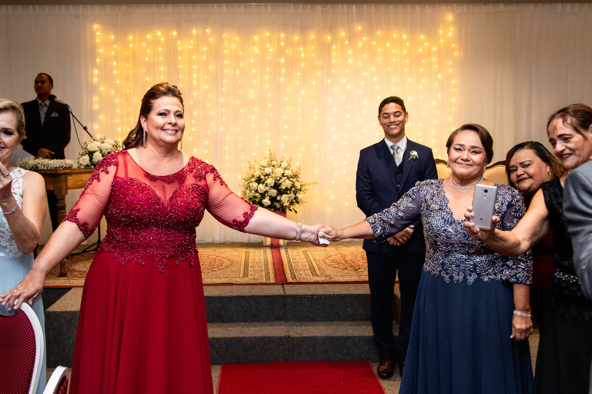 mães dos noivos de mãos dadas