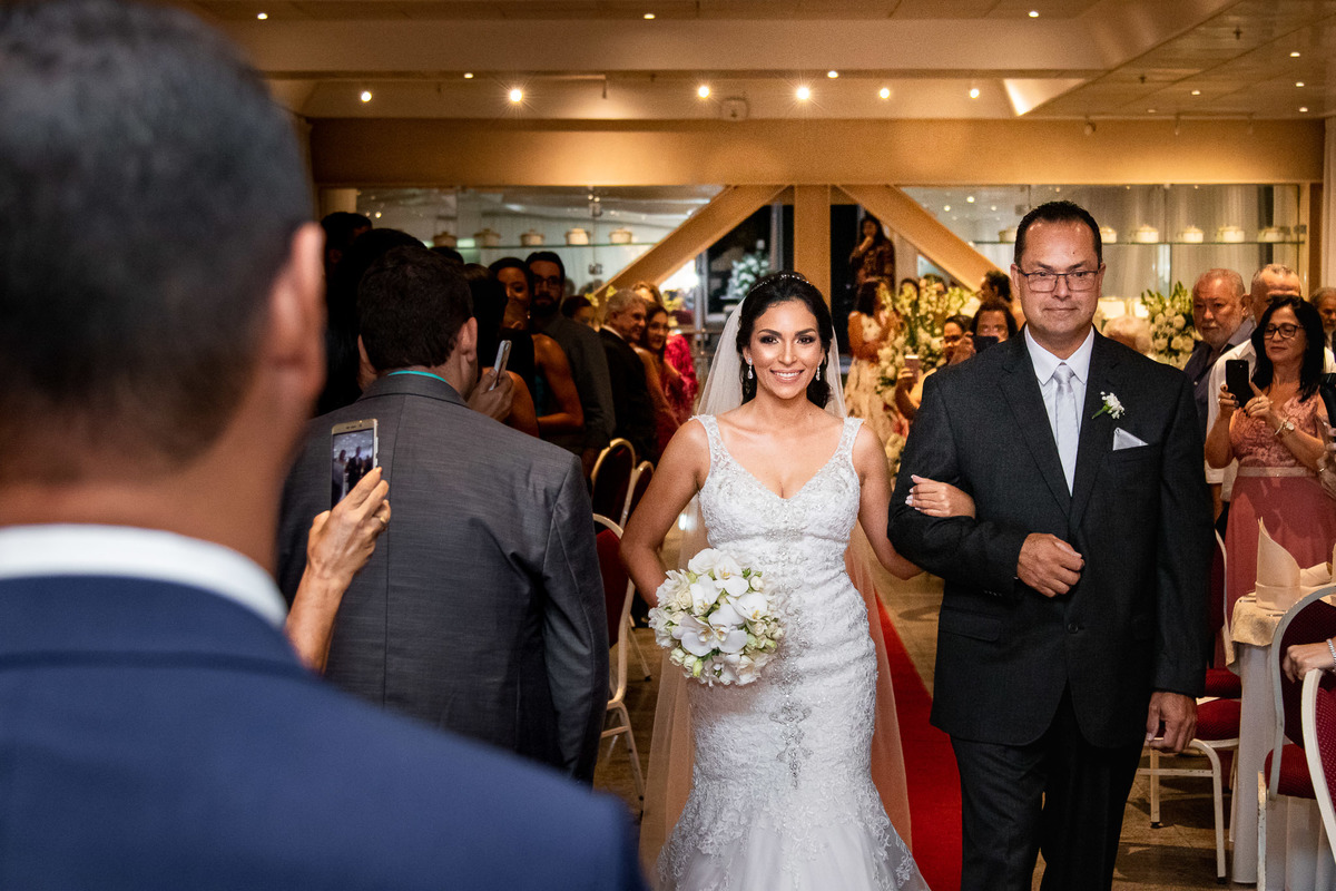 noivo olhando a noiva entrar, noiva olhando o noivo na entrada