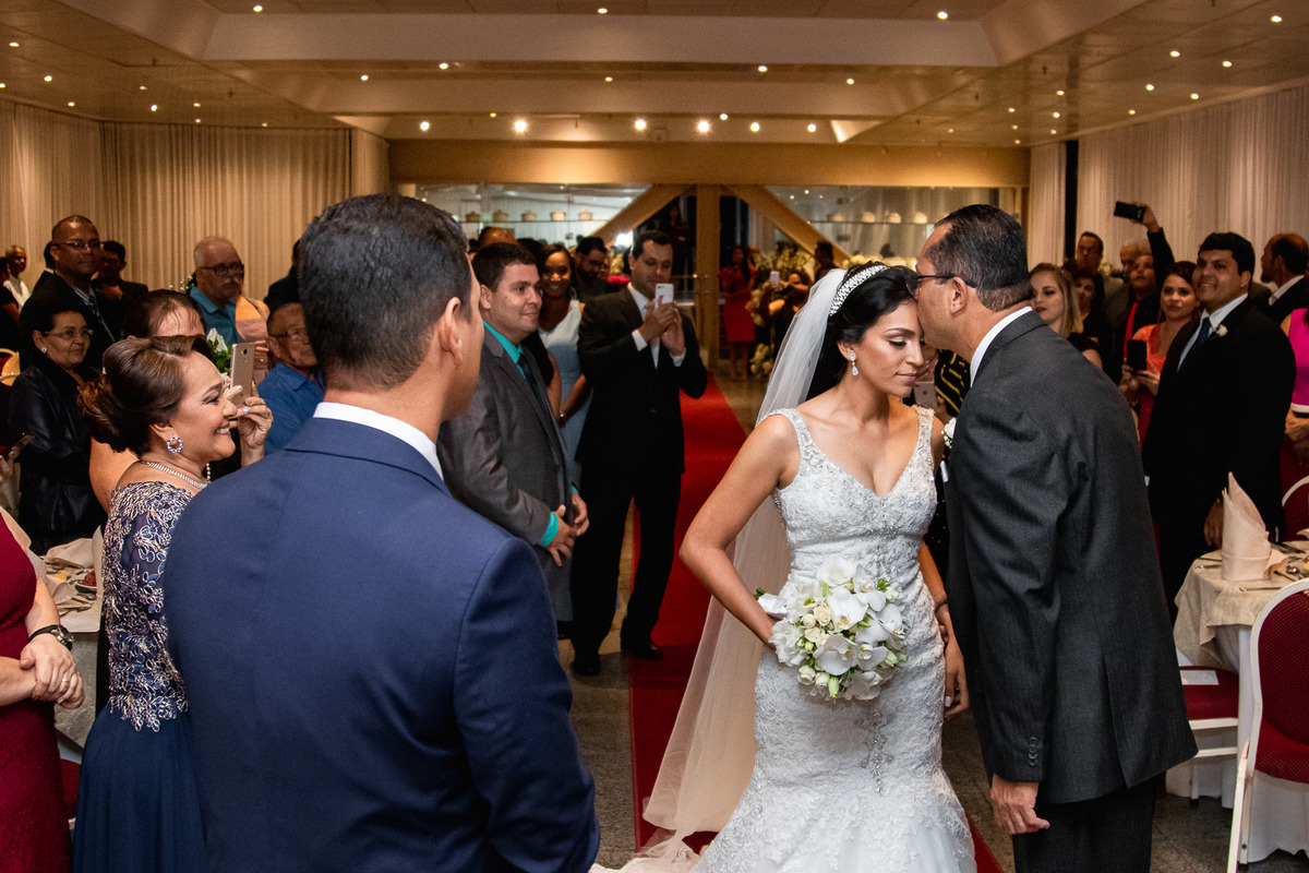 pai beijando a noiva na entrada