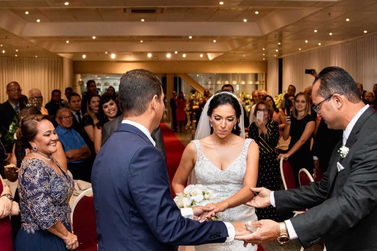 pai da noiva entregando a noiva para o noivo em salvador
