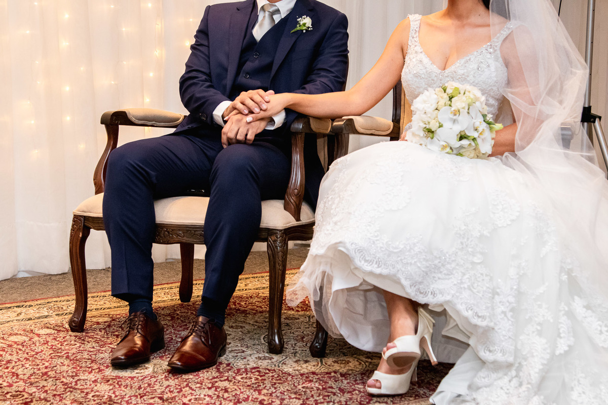 noivos no altar de mãos dadas em salvador