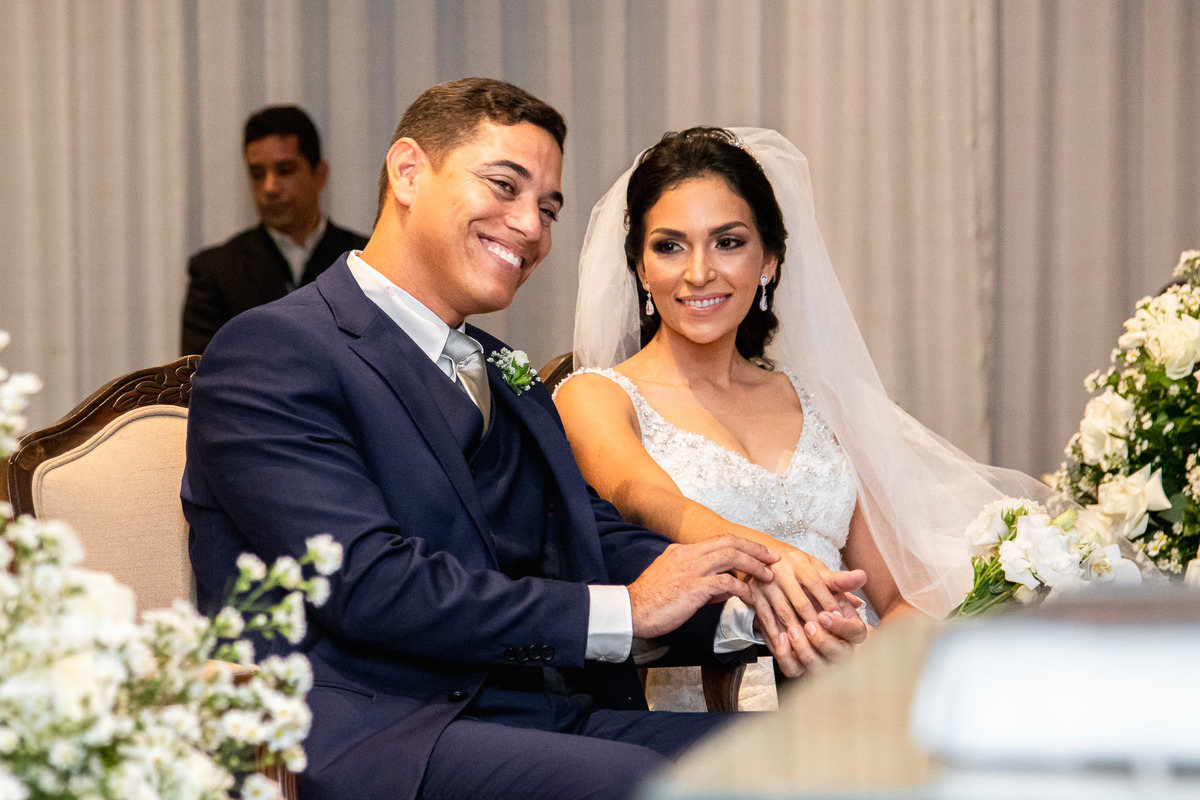 noiva olhando o noivo no altar em salvador