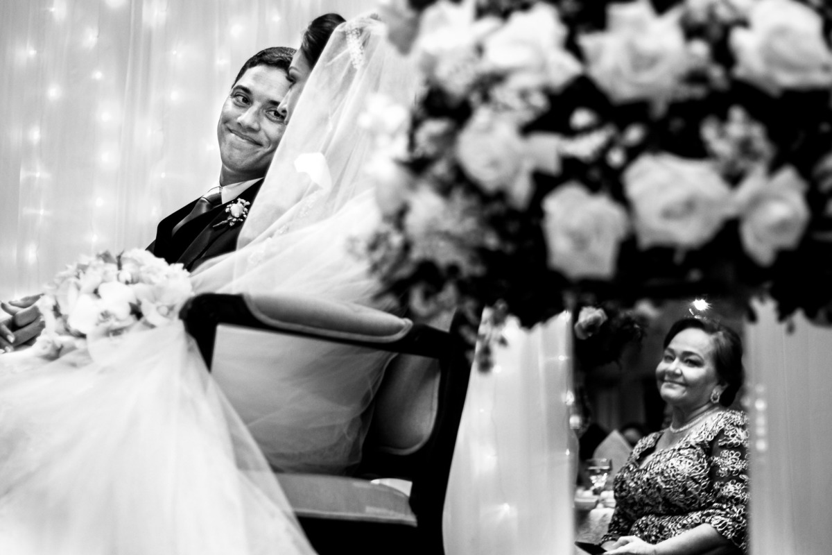 noivo olhando a noiva no altar do casamento em salvador