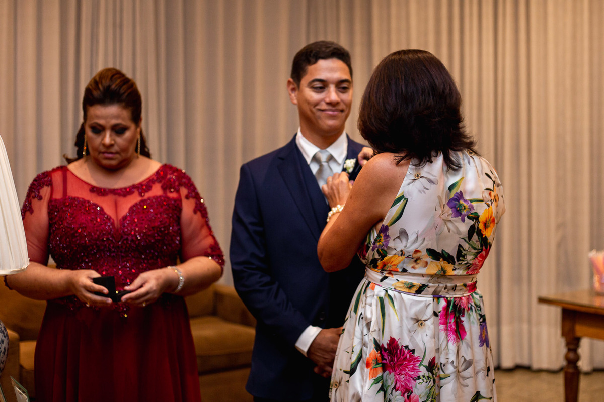 foto acessorista arrumando o noivo