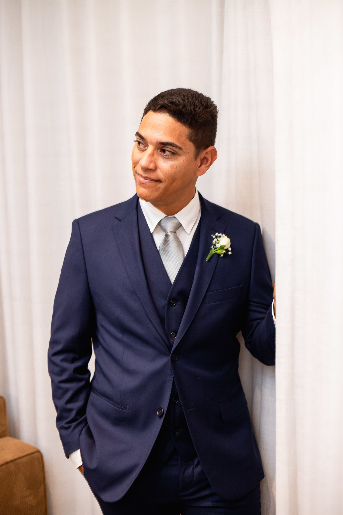 retrato do noivo no casamento com traje azul e gravata prata