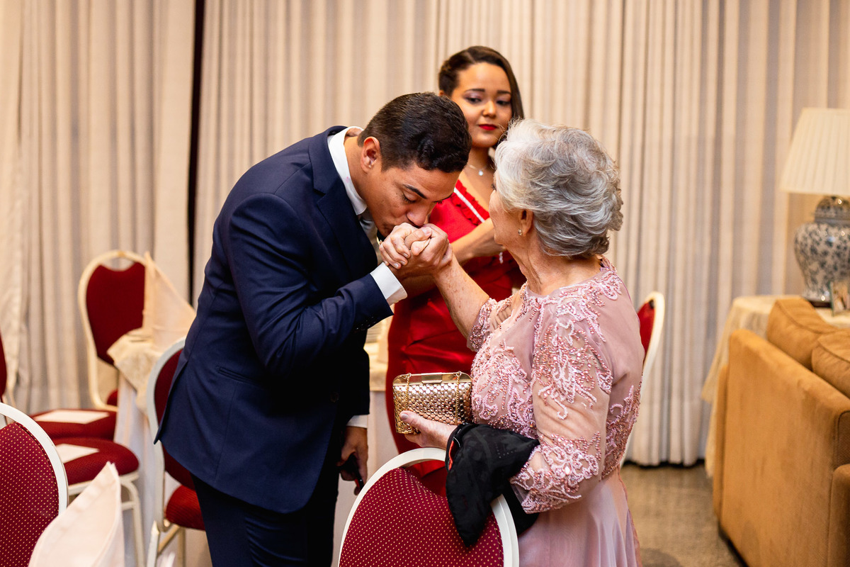 noivo beijando a mão da avó no casamento