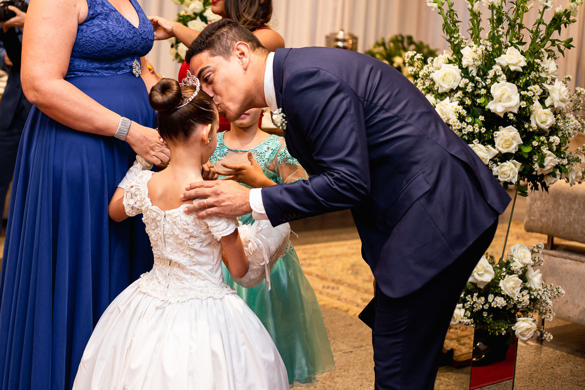 noivo beijando a dama de honra no casamento