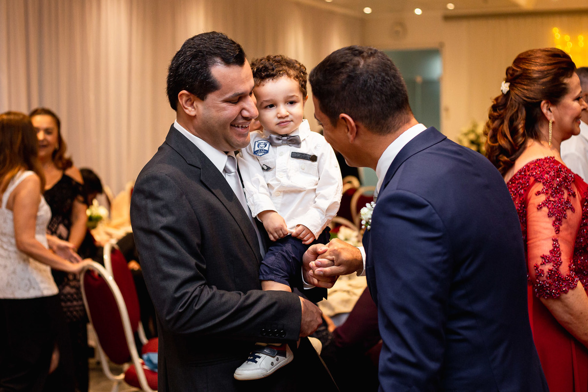 noivo cumprimentando os convidados