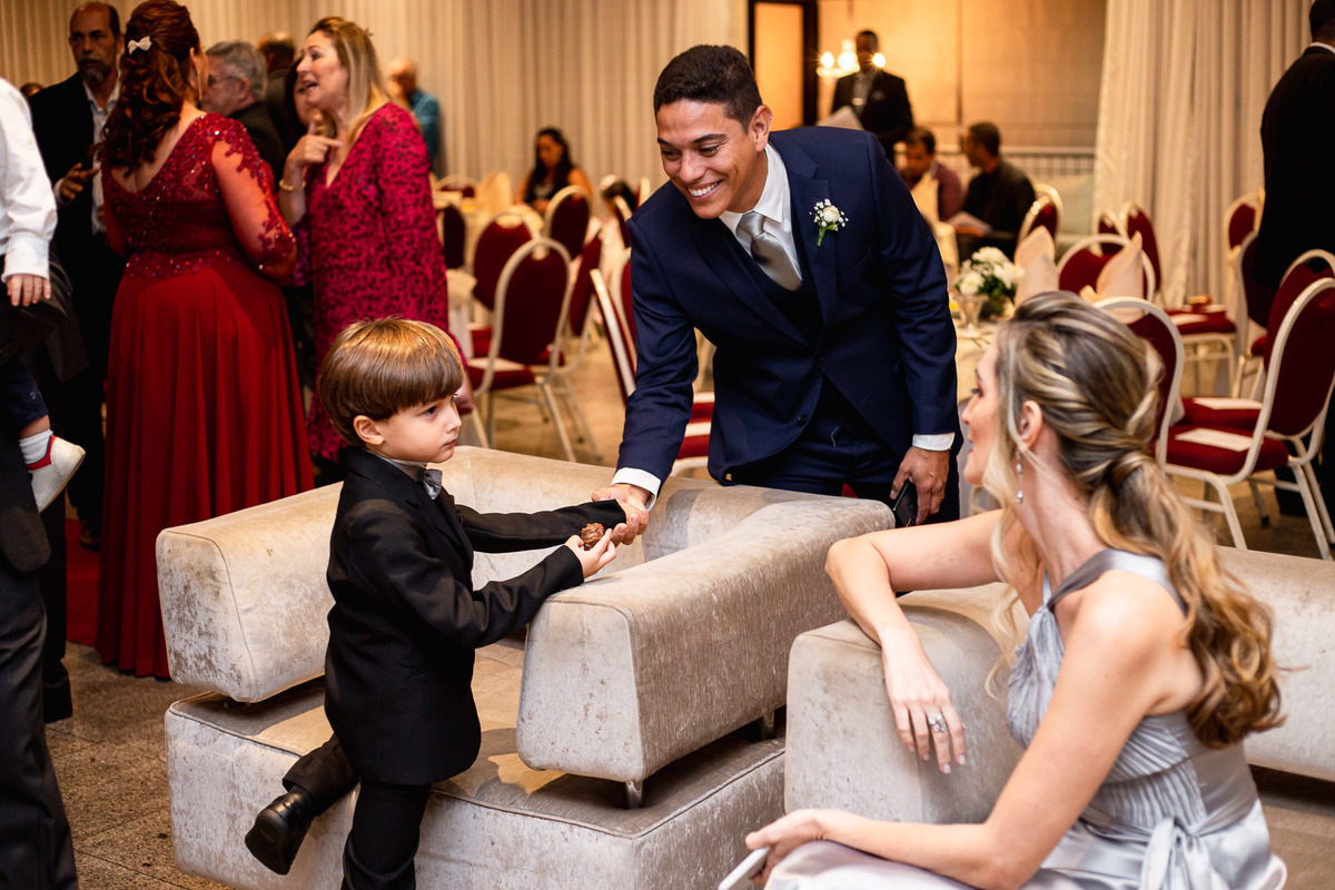 noivo brincando com a criança