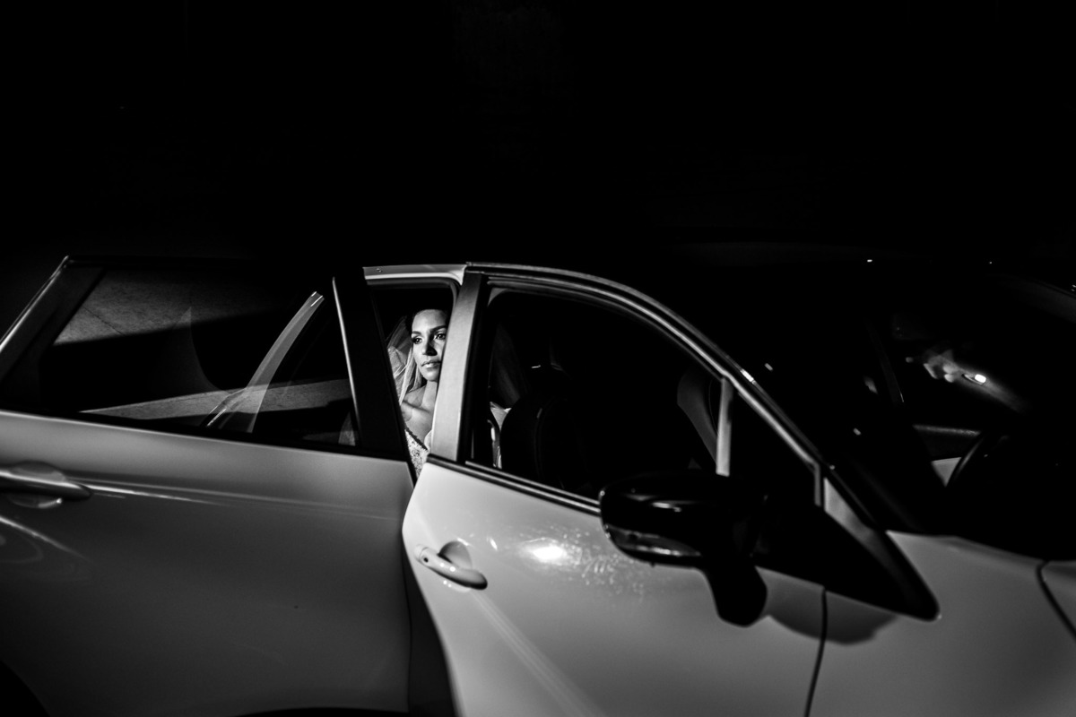 retrato noiva no carro foto preto e branco